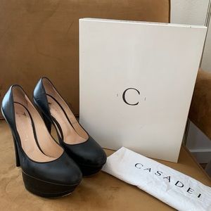 Cascade black platform pumps